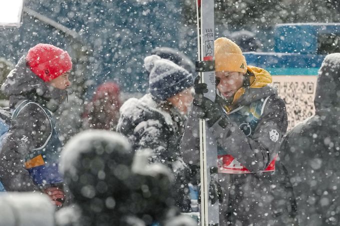 Závod skokanů pohltil sníh a vítr. Rakušan pod dekou na schodech, jury vše ukončila Závod skokanů pohltil sníh a vítr. Rakušan pod dekou na schodech, jury vše ukončila