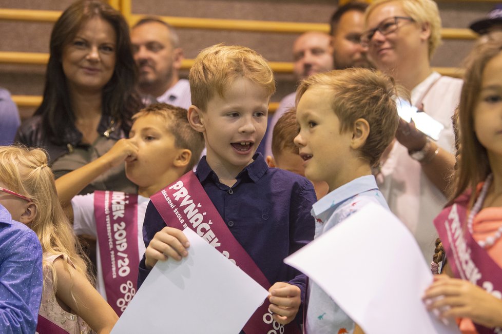 Na Základní škole Bratranců Veverkových v Pardubicích přivítali 2. září 2019 žáky prvních tříd. Škola spolupracuje s pardubickým hokejovým klubem. Proto prvňáky pasovali extraligoví hokejisté.