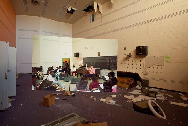 Opuštěná škola v americkém Detroitu ožívá díky fotografiím z minulosti