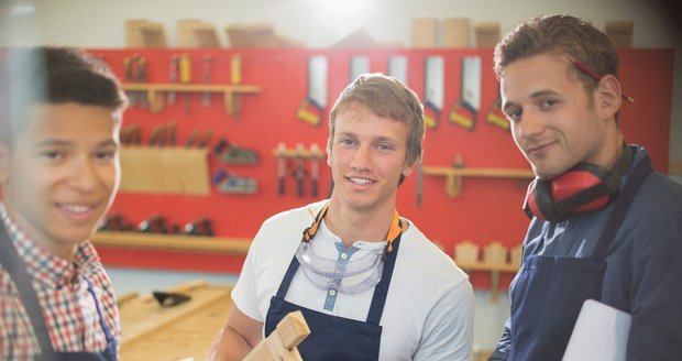 Školákům lopatu? Na základky se asi vrátí praktická výuka. Experti: Levná pracovní síla