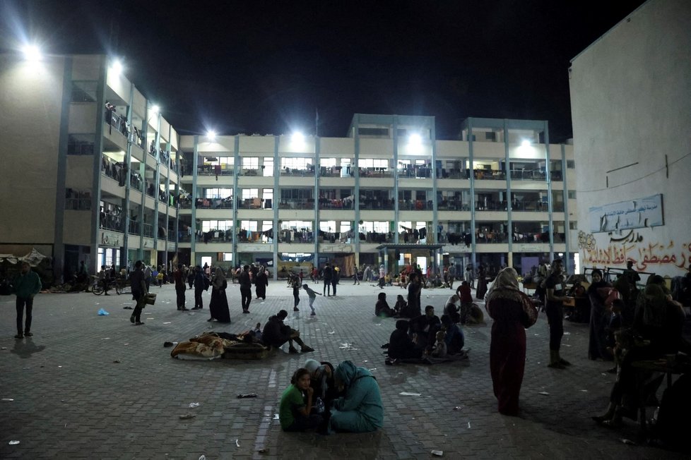 Škola OSN v Chán Júnisu se stala útočištěm v bombardovaném Pásmu Gazy (14. 10. 2023).