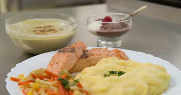 Vítězné jídlo: Hráškový krém s bylinkovými krutony, losos na restované zelenině s bramborovou kaší a dvoubarevný tvarohový krém s čokoládovými lupínky