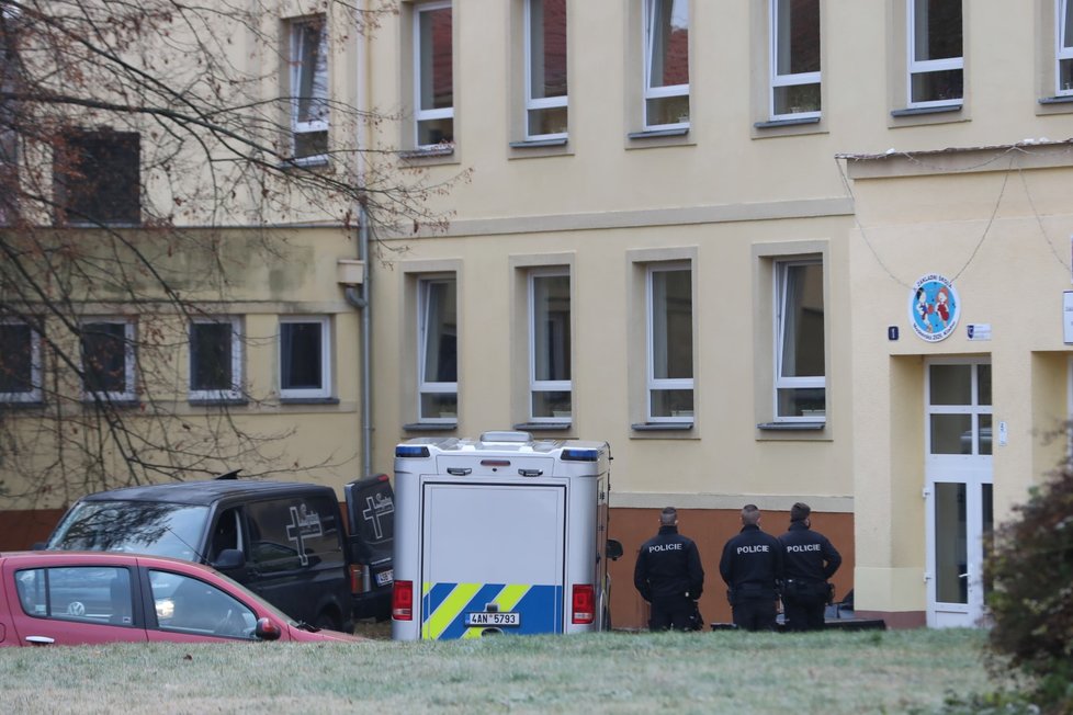 Dívka vypadla z okna školy, na místě zemřela.