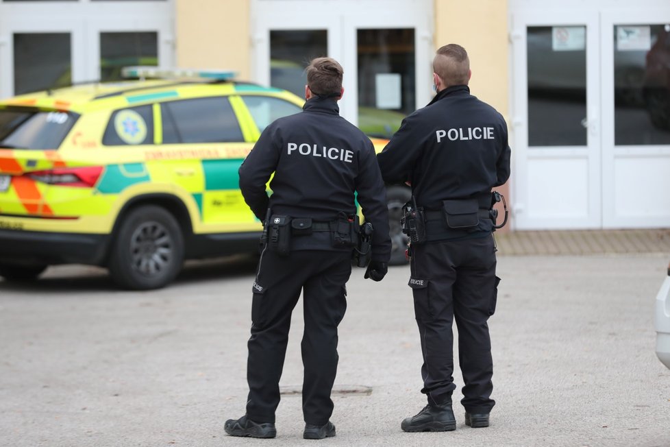 Policisté před školou.