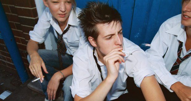 Francouzští studenti smí kouřit u školy, může za to strach z terorismu. (Ilustrační foto)
