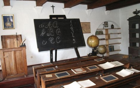 Školní třída z roku 1866 je vybavena původními exponáty – lavicemi, tabulí, učebnicemi, atlasy, globusy, výkresy. Městské muzeum Polná, Jihlavsko.