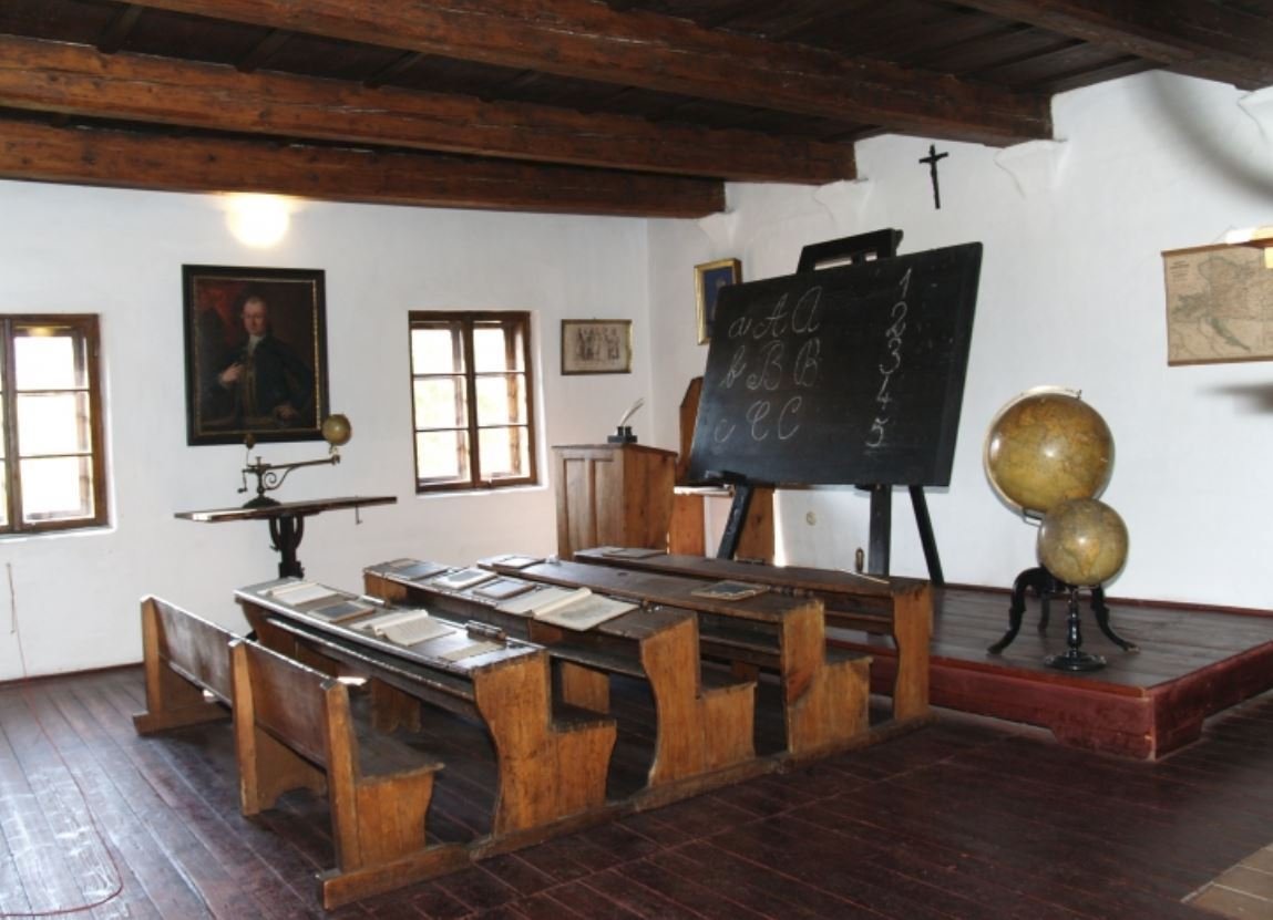 Školní třída z roku 1866 je vybavena původními exponáty – lavicemi, tabulí, učebnicemi, atlasy, globusy, výkresy. Městské muzeum Polná, Jihlavsko.