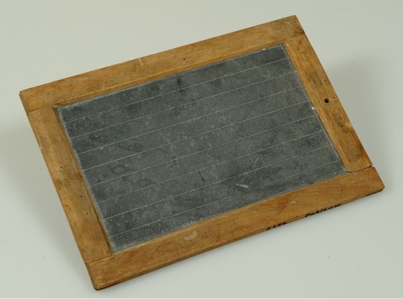Psací tabulka břidlicová s dřevěným rámečkem, před rokem 1950.