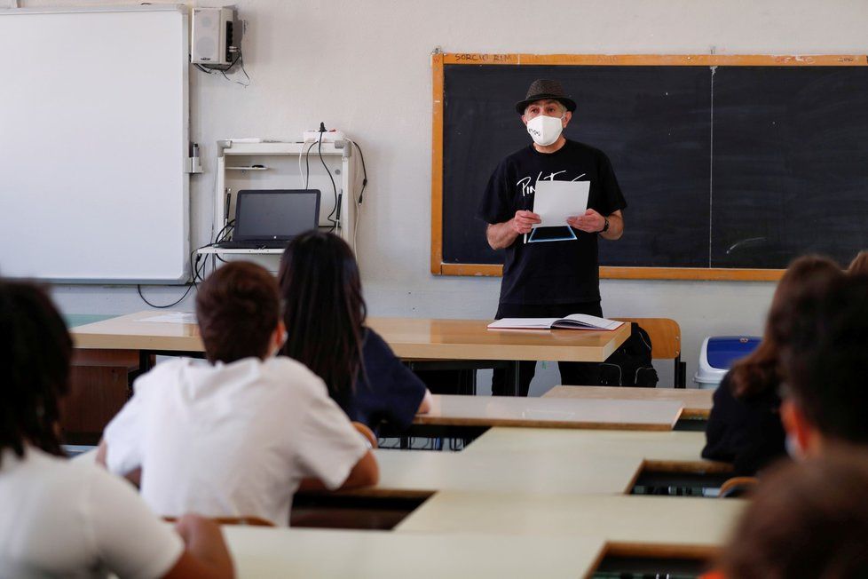 Roušky musí nově mít děti i během vyučování, pravidlo se vyhne pouze žákům prvního stupně