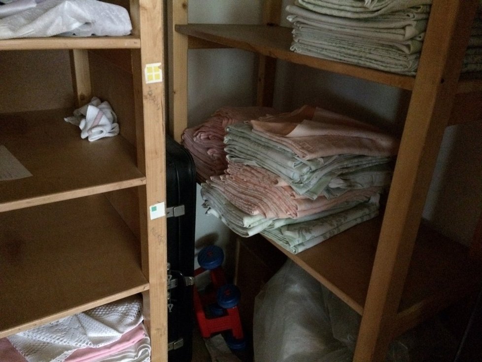 V komorách tu leží složené ložní prádlo.