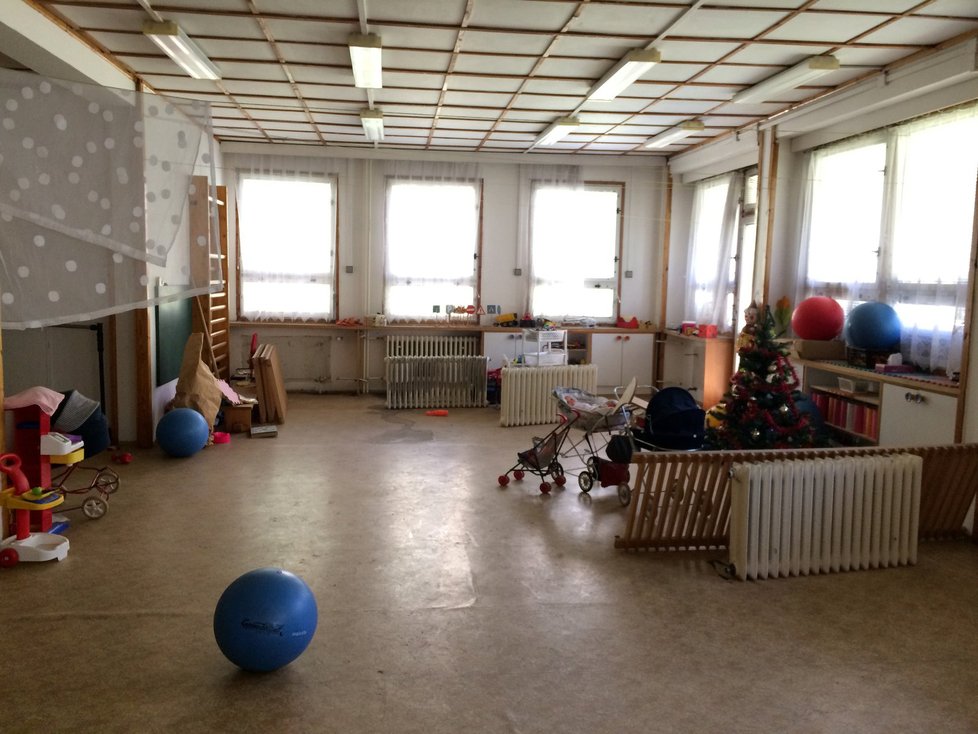 Interiér opuštěné školky v Holešovicích je neuvěřitelný skanzen: nikdo se tu ničeho přes 10 let nedotkl.