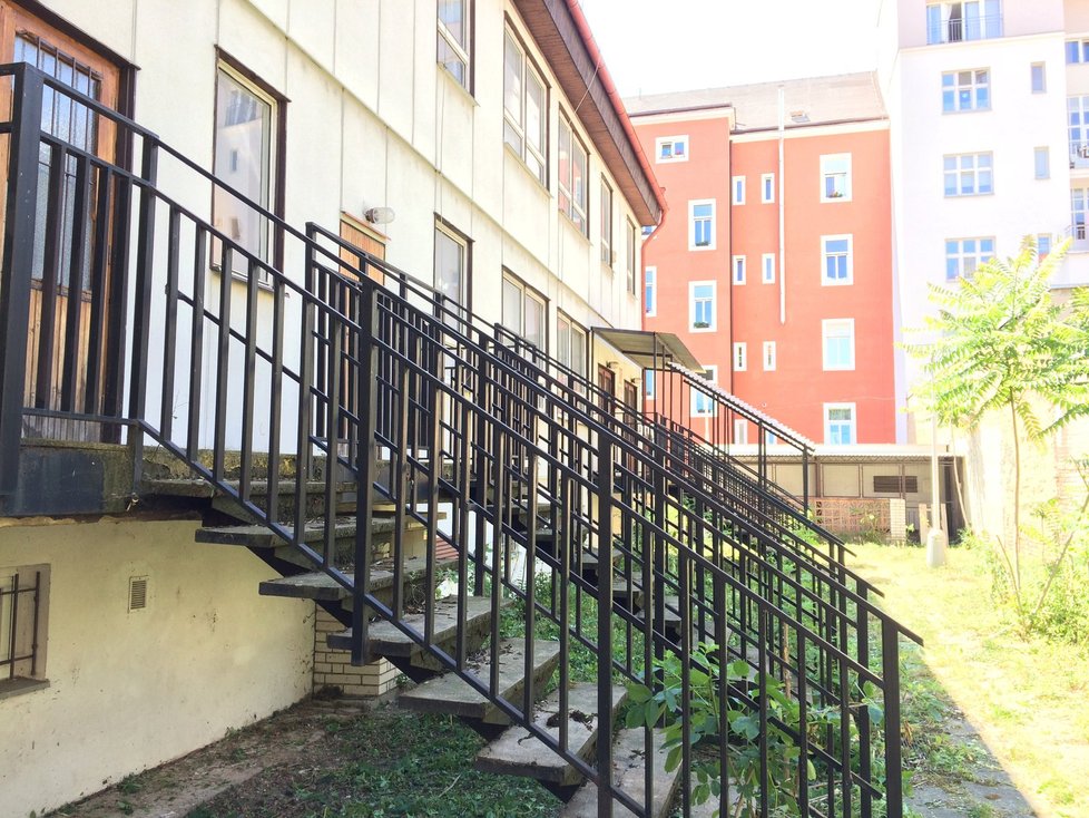 Vstupní schody do budovy opuštěné školky.