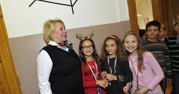 Radní Eva Špačková (ODS) s dětmi na chodbě školy