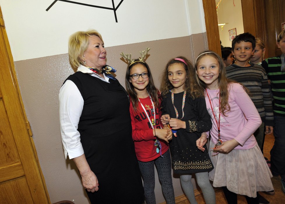 Radní Eva Špačková (ODS) s dětmi na chodbě školy
