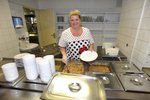 Školní kuchařka v Praze 1 připravuje dětem oběd.