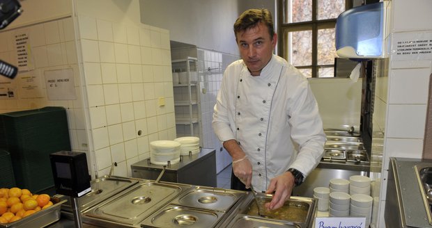 Školní kuchař v Praze 1 připravuje dětem oběd.