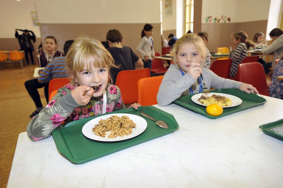 Školáci v Praze 1 obědvají podzimní menu.