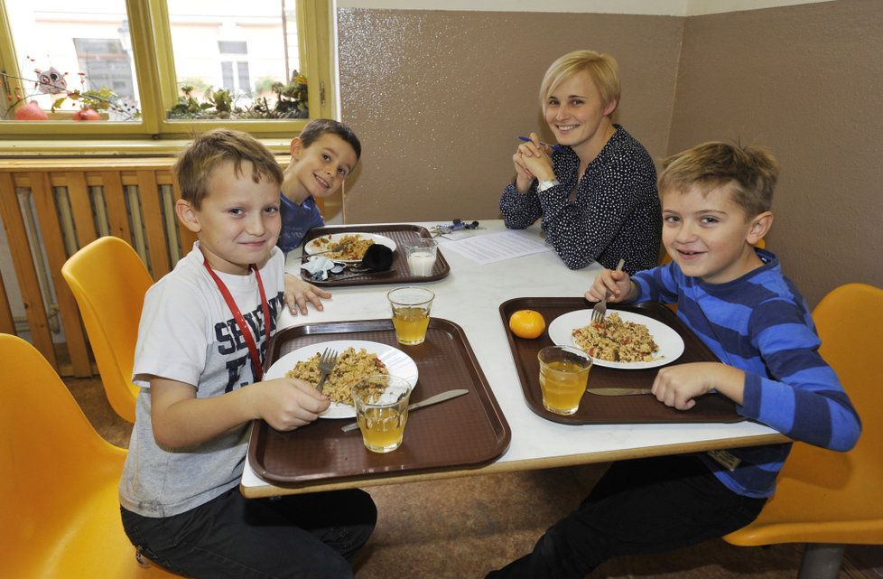 Dotované školní jídelny snižují zisky restauracím. Za zvýhodněné ceny v nich jedí i senioři.