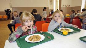 Děti bez školního obědu trpí a mají horší prospěch. (ilustrační foto)