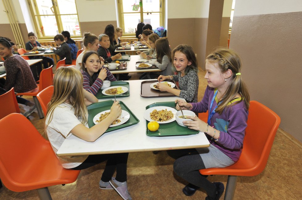 Dotované školní jídelny snižují zisky restauracím. Za zvýhodněné ceny v nich jedí i senioři.