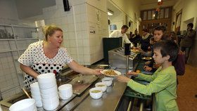 Děti ve školní jídelně dostávají oběd ze sezónních surovin.