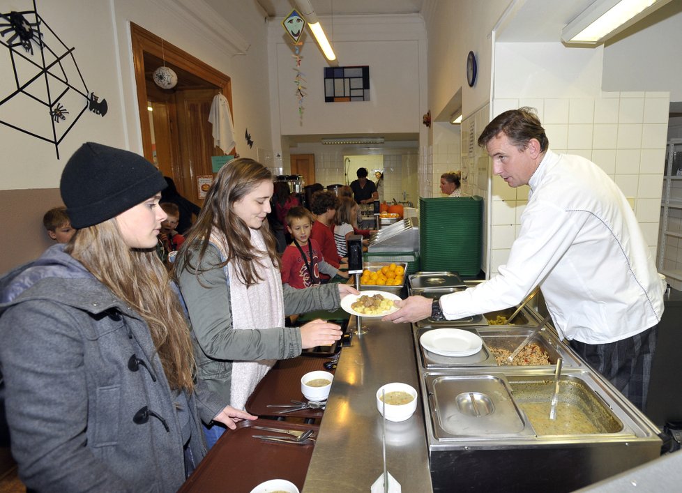 Pražské školy se potýkají s nedostatkem kuchařek (ilustrační foto)