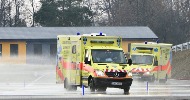 Tragický domácí porod: Policie nepustila otce k matce ve vážném stavu. Podařilo se ji stabilizovat