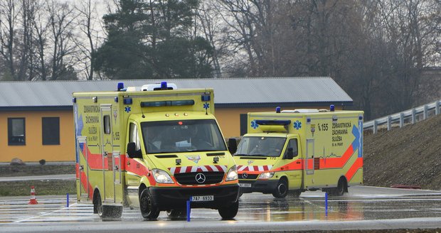 I řidiči záchranky musí být skvěle připravení na nečekané situace v pražské dopravě.