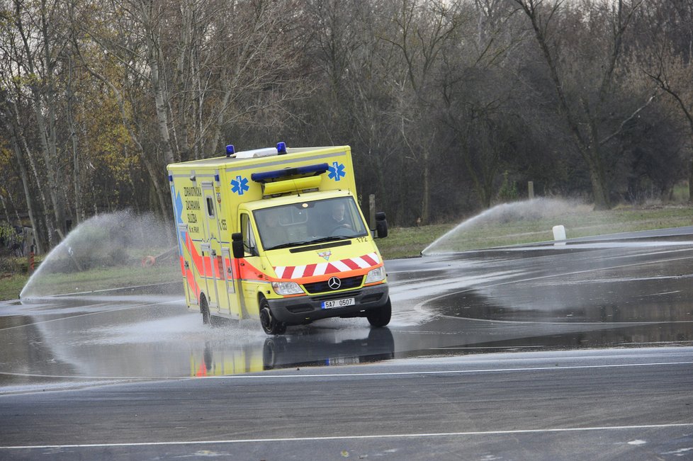 I řidiči záchranky musí být skvěle připravení na nečekané situace v pražské dopravě.