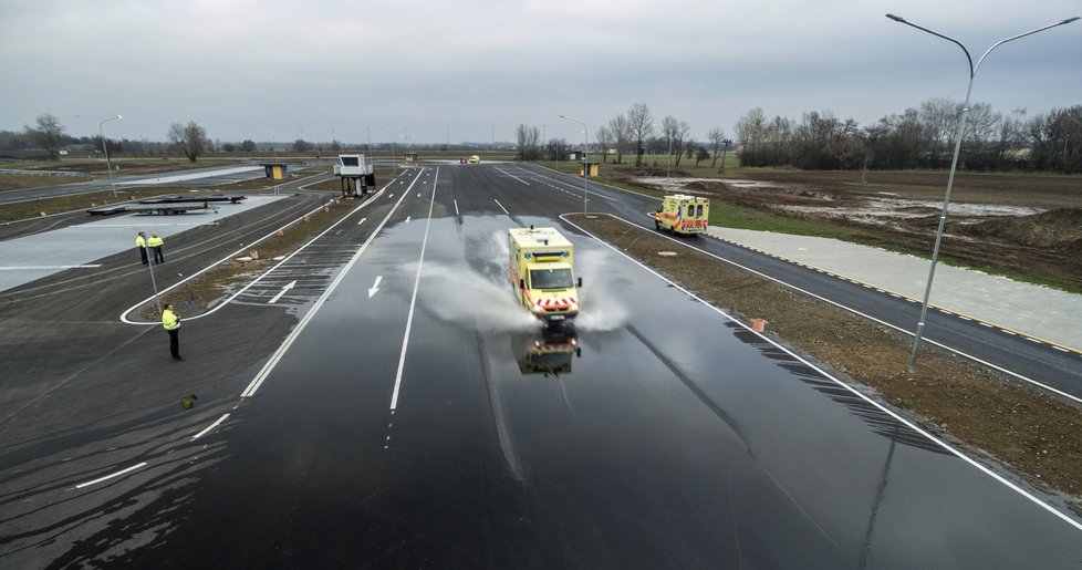 I řidiči záchranky musí být skvěle připravení na nečekané situace v pražské dopravě.