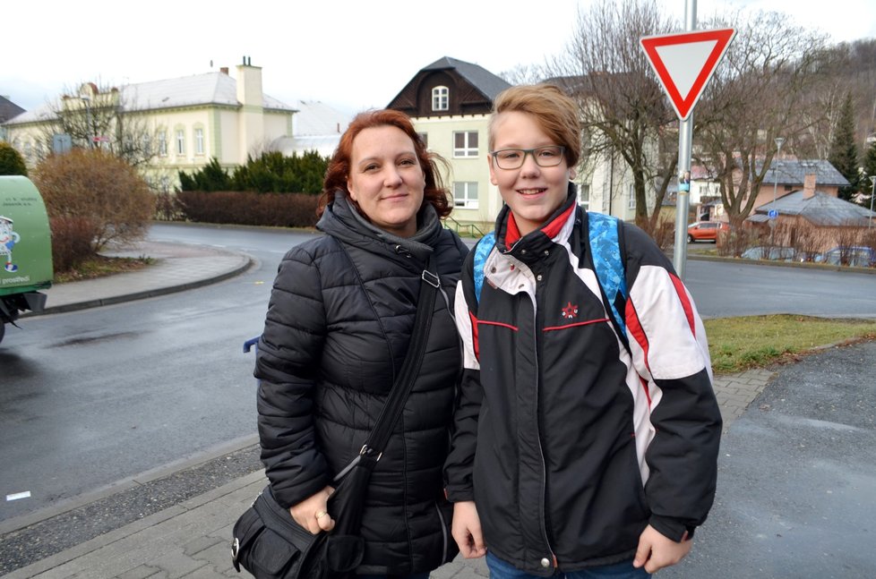 Lada Jurašová z Jeseníku podpoří Vojtu (12), aby na střední školu jezdil do Šumperku, kde je obor IT. Už jí tam studuje starší syn.