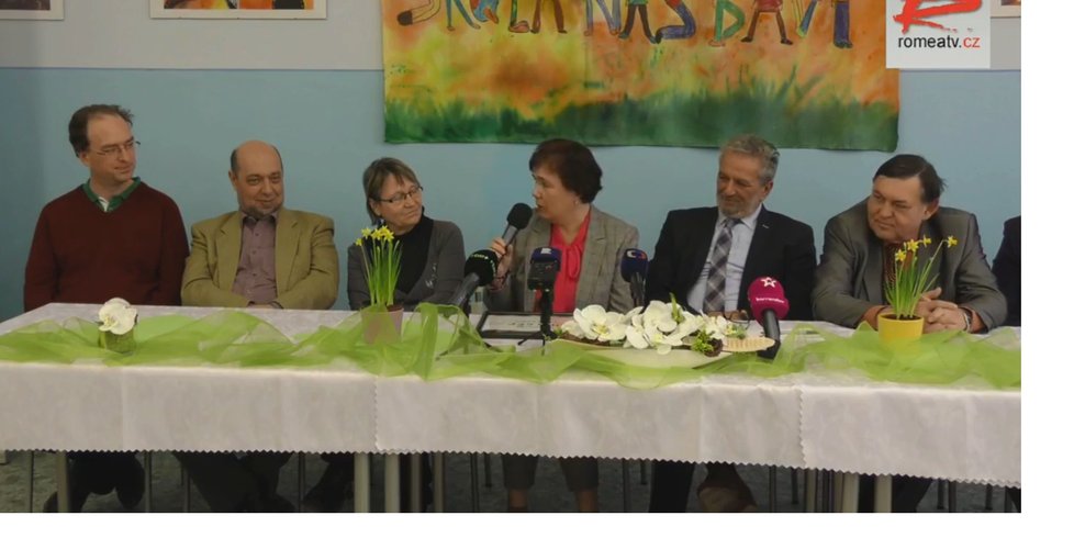 Zleva: Patrik Zandl, Tomáš Kraus, Anna Šabatová, Marcela Prokůpková, Ivan Gabal na tiskové konferenci k předání peněz z jara 2018