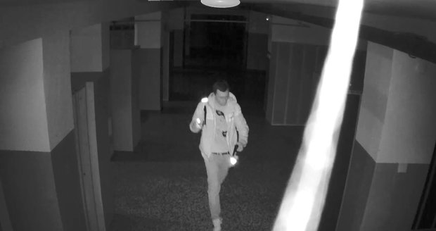 Zloděje ve škole zachytila kamera: Víc poničil, než nakradl