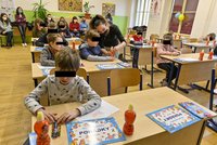 Začala výuka v prvních jednotřídkách pro děti z Ukrajiny. Do škol by mohlo chodit až 100 tisíc žáků, řekl Gazdík