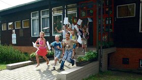 Tak toto je celá hrčavská škola. Její žáci radostně vybíhají vstříc prázdninám.