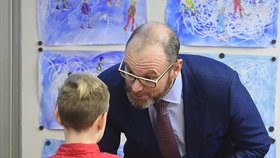 Ministr Plaga loni rozdal prvňáčkům na základní škole v Karmelitské ulici v Praze jejich první vysvědčení