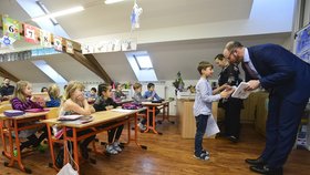 Ministr Plaga rozdal prvňáčkům na základní škole v Karmelitské ulici v Praze jejich první vysvědčení