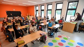 Koronavirus v Česku: Děti se po měsíční pauze vrací do školy (18.11.2020)