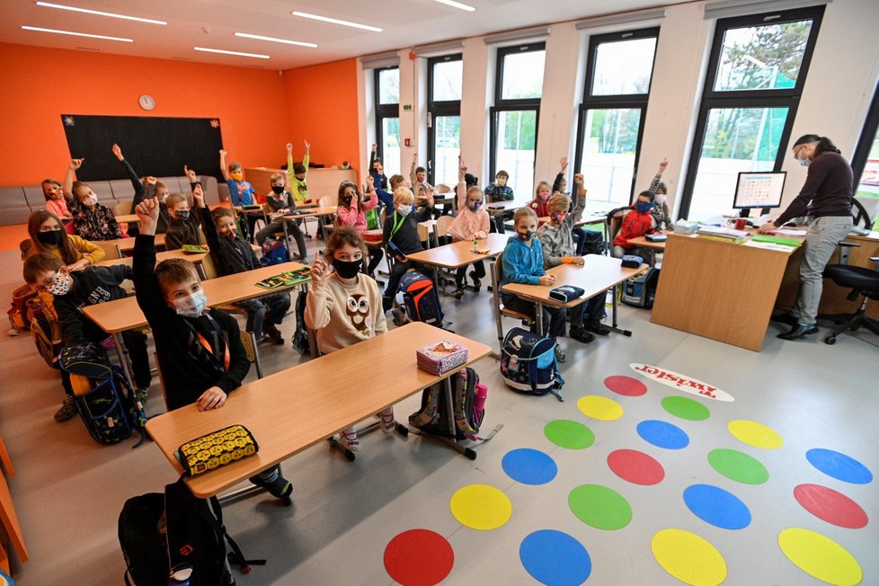 Koronavirus v Česku: Děti se po měsíční pauze vrátily do školy (18. 11. 2020).