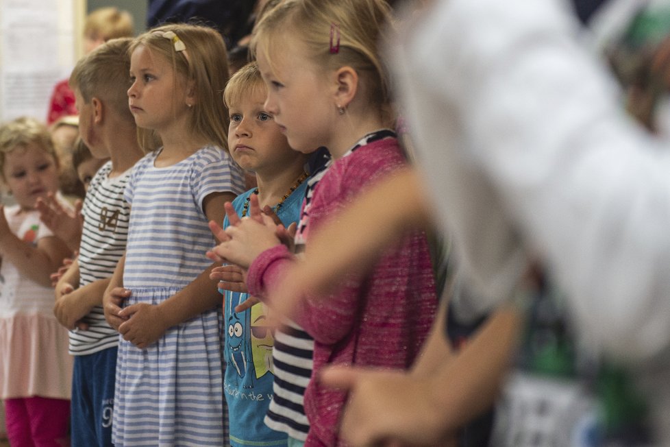 Prvňáci při zahájení nového školního roku 2. září 2019 na základní škole v Českém Rudolci na Jindřichohradecku.