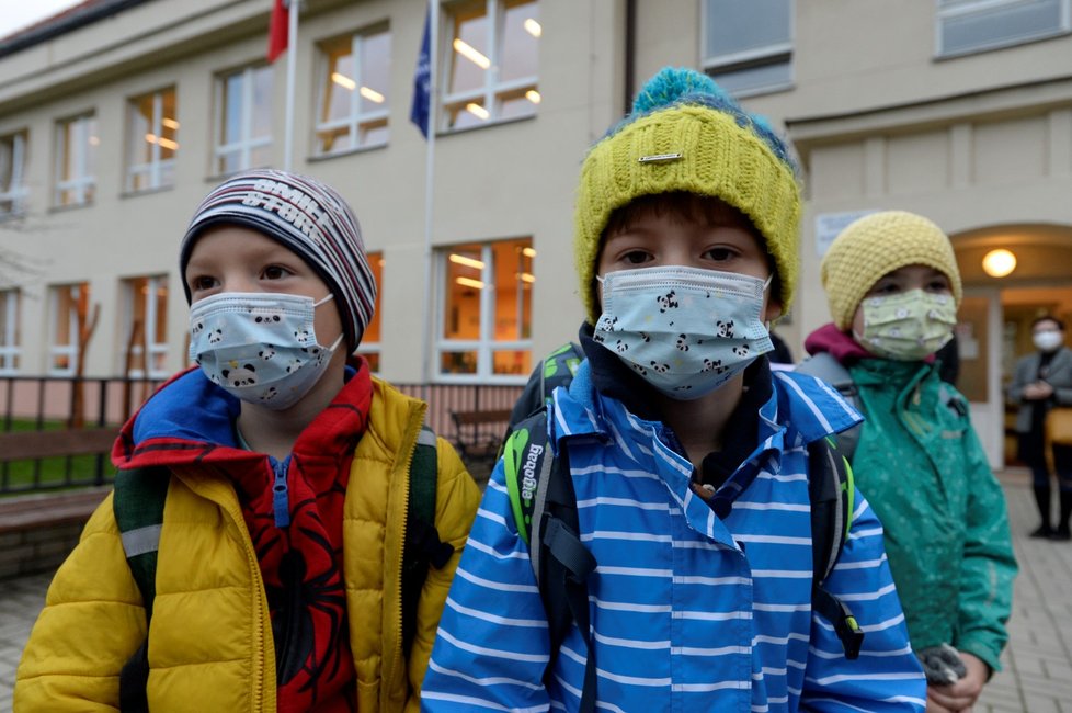 Koronavirus v Česku: Děti se po měsíční pauze vrátily do školy (18. 11. 2020).