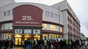 25. základní škola v Plzni-Chválenické ulici čelila velkému zájmu rodičů, kteří tam chtěli zapsat svého prvňáčka