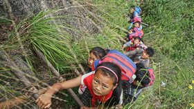 Děti se vracejí domů do vesnice na 1400 metrů vysoký útes