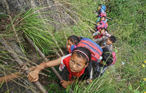 Nejnebezpečnější cesta do školy: Malé děti musí přejít žebřík dlouhý 800 metrů!