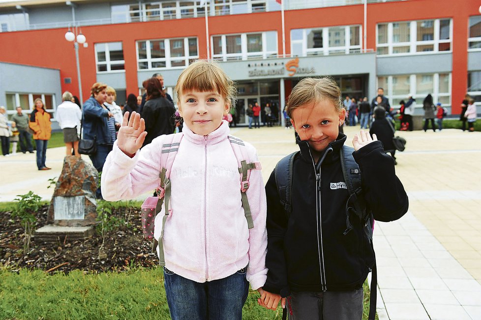 Těšíme se na jídlo ze školní jídelny, snad budou dělat často palačinky,“ řekly Lucinka Klimentová a Adélka Kvelačová