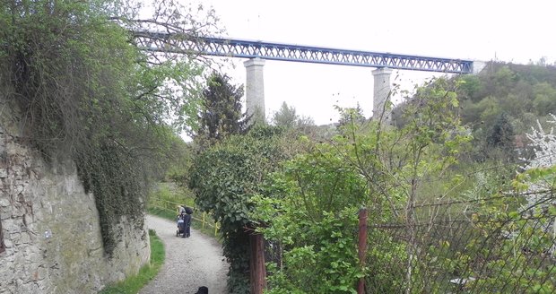 Železniční viadukt přes údolí Dyje. Přes zákaz vstupu na něm už několikrát zasahovali znojemští strážníci.