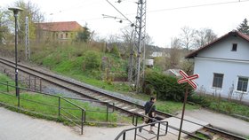 Koleje vedou jen pár metrů od školy