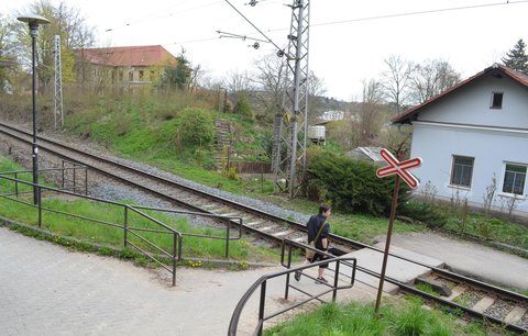 Přebíhají před lokomotivou: Šílené hrátky jihlavských školáků na železnici!