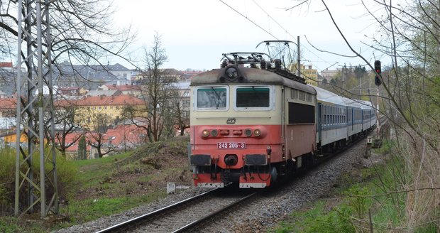 Smrt na kolejích: V Ústí zemřel po srážce s vlakem muž