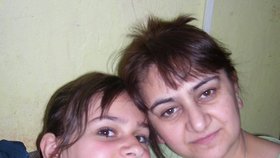 Sofia Alanija (15) s maminkou Cialou Maisuradze (46). Jedna z posledních fotografií před jejich odletem do Gruzie. 